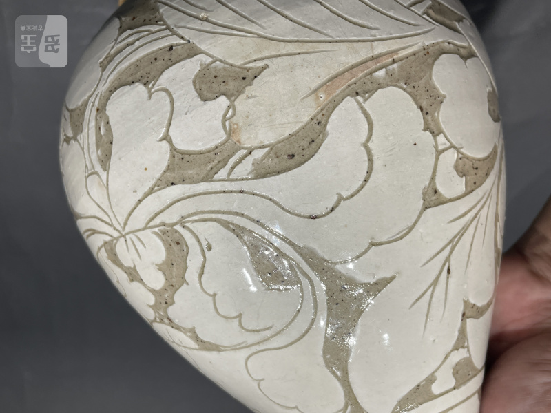 明 刻花山西玉壶春白底刻 - 图9